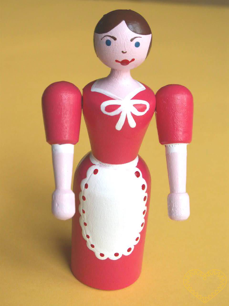 Malá dřevěná panenka. Krásně malovaný suvenýr vycházející ze vzorů tradičních dětských dřevěných hraček. Soustružená panenka má pohyblivé ruce ve směru nahoru - dolu.