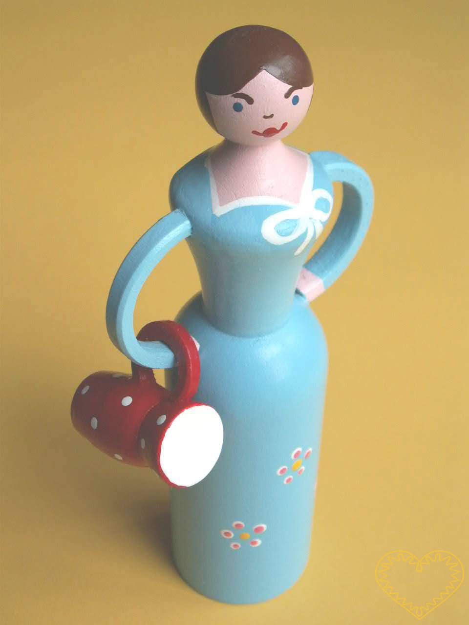 Dřevěná panenka se džbánkem. Krásně malovaný suvenýr vycházející ze vzorů tradičních dětských dřevěných hraček. Soustružená panenka má na jedné paži zavěšený dekorovaný džbánek.