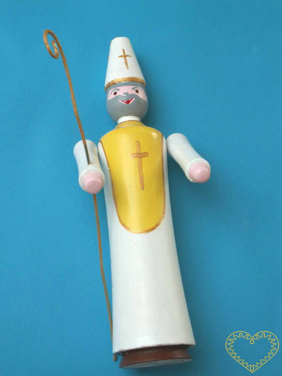 Dřevěný malovaný mikuláš s berlou. Krásně malovaný suvenýr vycházející ze vzorů tradičních dětských dřevěných hraček. Soustružený mikuláš s biskupskou berlou a čepicí má pohyblivé ruce ve směru nahoru - dolu.