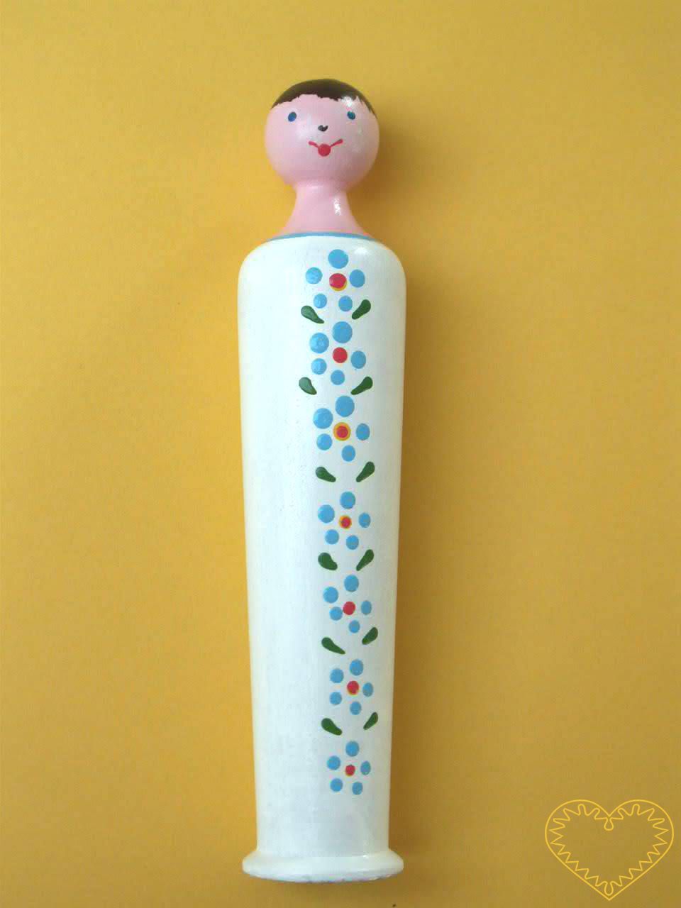 Malované dřevěné miminko. Krásně malovaný suvenýr vycházející ze vzorů tradičních dětských dřevěných hraček. Soustružená tvarově jednoduchá panenka má na povijanu jemné kytičkové dekorování.