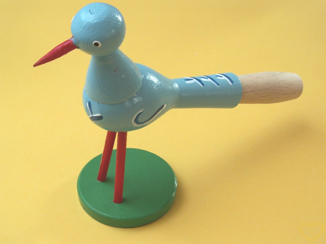 Dřevěný pískací ptáček - píšťalka. Krásně malovaný suvenýr vycházející ze vzorů tradičních dětských dřevěných hraček. Malovaný ptáček na podstavci má na ocásku píšťalku, do které lze pískat.