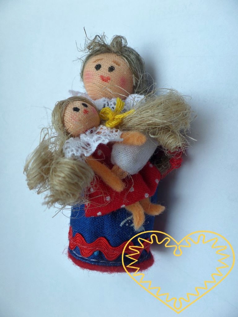 Krojovaná panenka s vejci - textilní figurka v prácheňském lidovém kroji, vysoká cca 10 cm. Malebný suvenýr čerpající z tradiční lidové kultury.