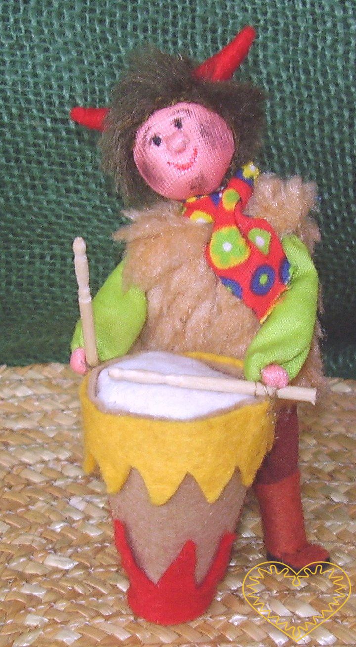 Čert bubeník - textilní figurka vysoká cca 12 cm. Malebný suvenýr, vtipná pohádková dekorace.