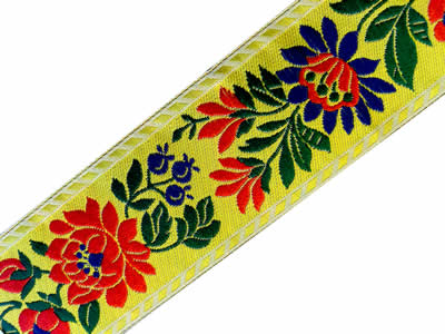 Žlutá krojová stuha s bílomodrým květinovým vzorem - vzorovka š 3,5 cm. Textilní tkaná stuha se vzorem modrých a bílých květů je vhodná zvláště k lemování tkanin, zdobení krojů a šatů panenek a maňásků.