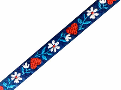 Modrá krojová stuha se srdíčky - šíře 1 cm. Textilní tkaná stuha s jemným vzorkem je vhodná zvláště k lemování tkanin a šatů panenek a maňásků.