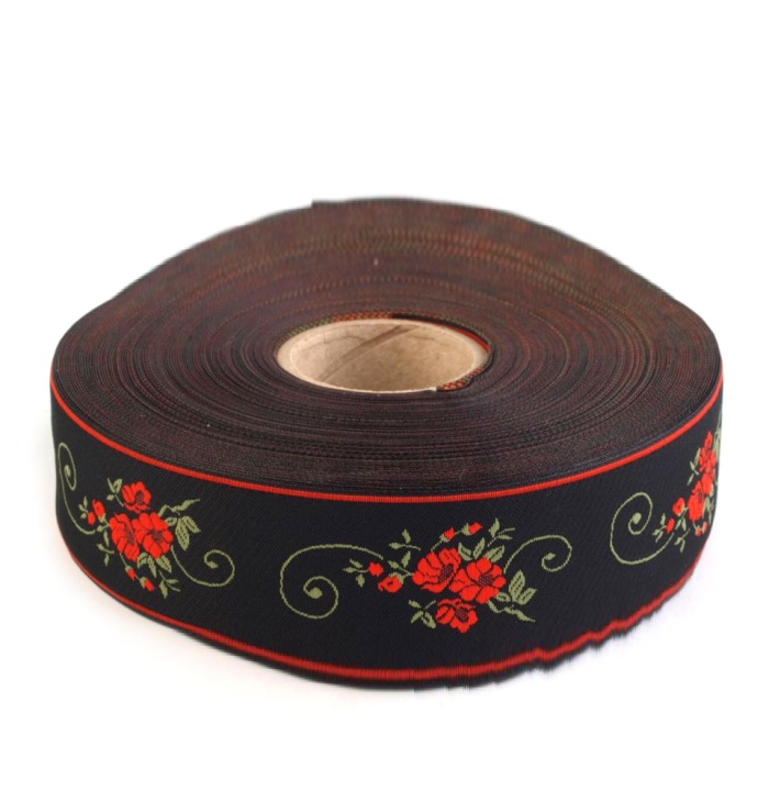 Černá krojová stuha s červenými kvítky a okraji - š 3,5 cm. Krojovou vzorovku zdobí propracovaný vzor s květinovým motivem. Vzorovka je tkaná na jehlových stavech. Textilní tkaná stuha je vhodná zvláště k lemování tkanin, bytového textilu, zdobení kr