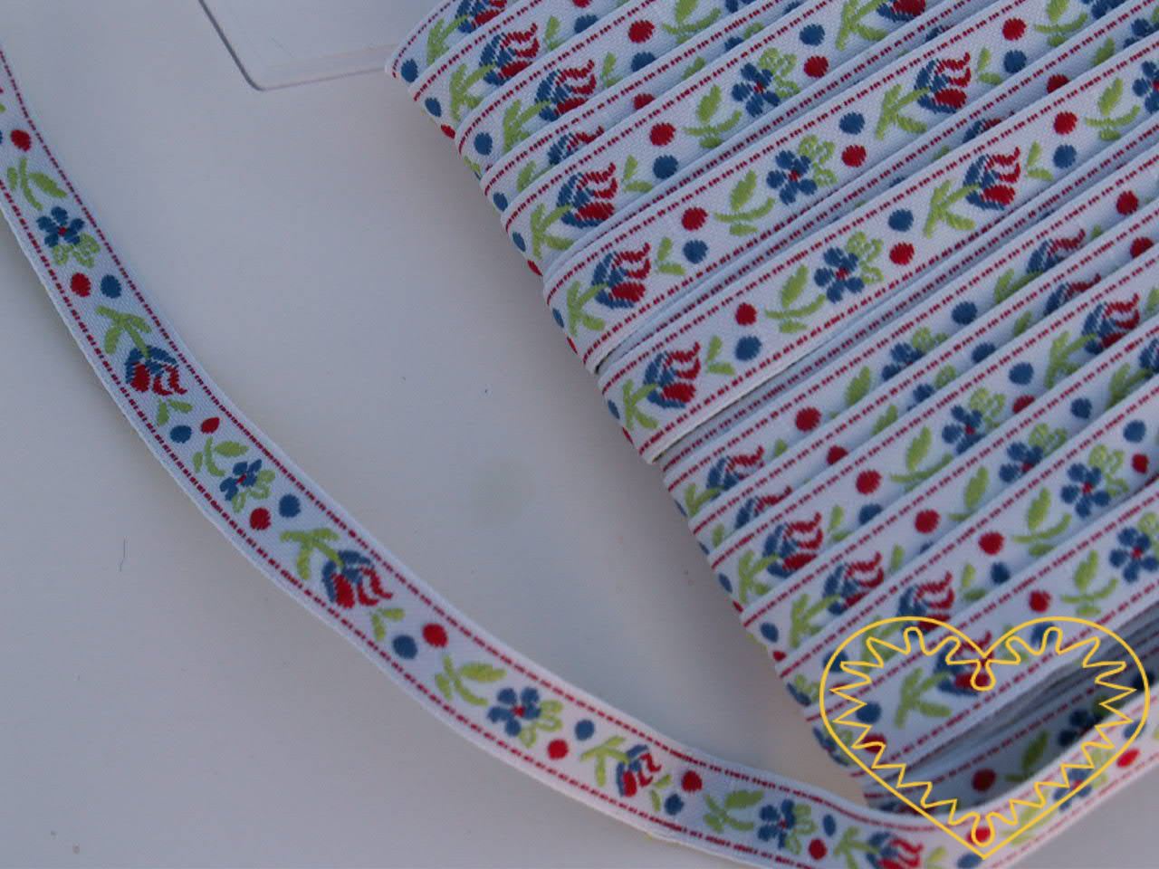 Úzká bílá krojová stuha se vzorem - vzorovka - šíře 1 cm. Textilní tkaná stuha s jemným vzorkem je vhodná zvláště při výrobě krojů a předmětů tradiční lidové kultury. Vhodná též k lemování tkanin a šatů panenek a maňásků.