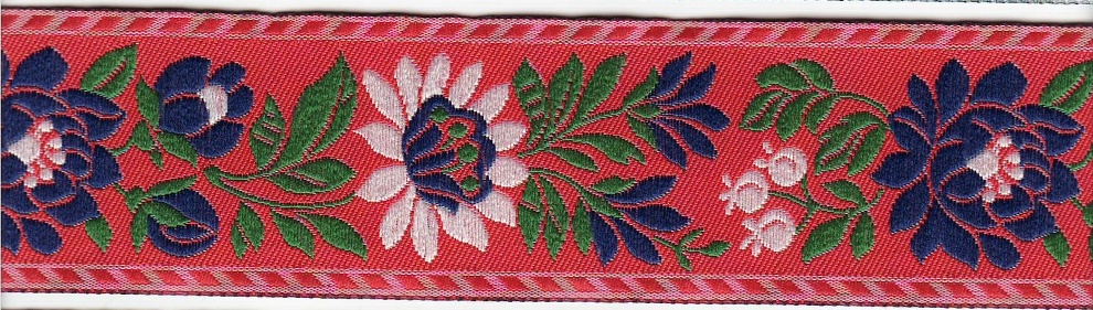 Červená krojová stuha s bílomodrým květinovým vzorem - vzorovka š 3,5 cm. Textilní tkaná stuha se vzorem modrých a bílých květů je vhodná zvláště k lemování tkanin, zdobení krojů a šatů panenek a maňásků.