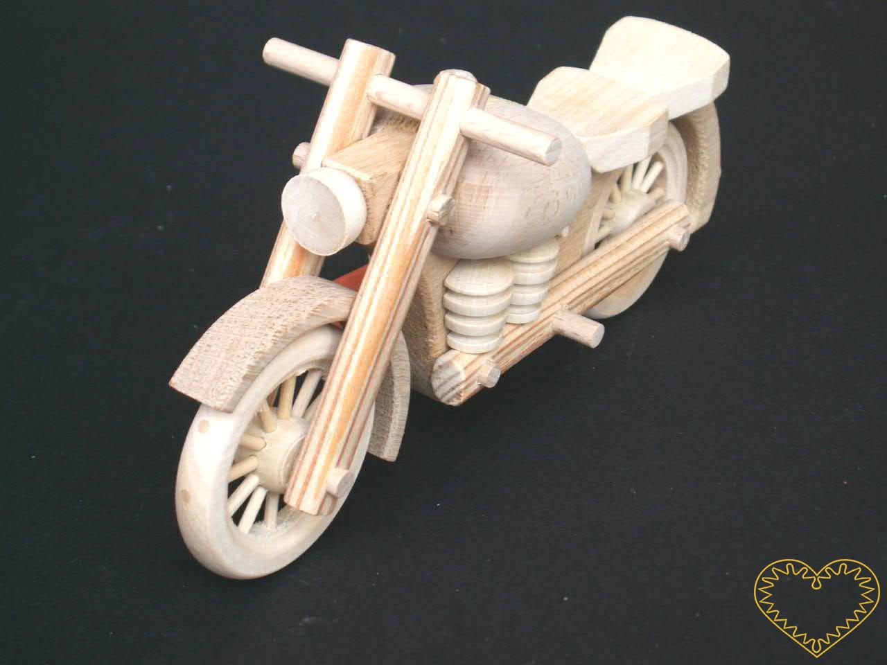 Dřevěná motorka - celodřevěný pojízdný model s drobnými detaily a krásně vypracovanými koly.