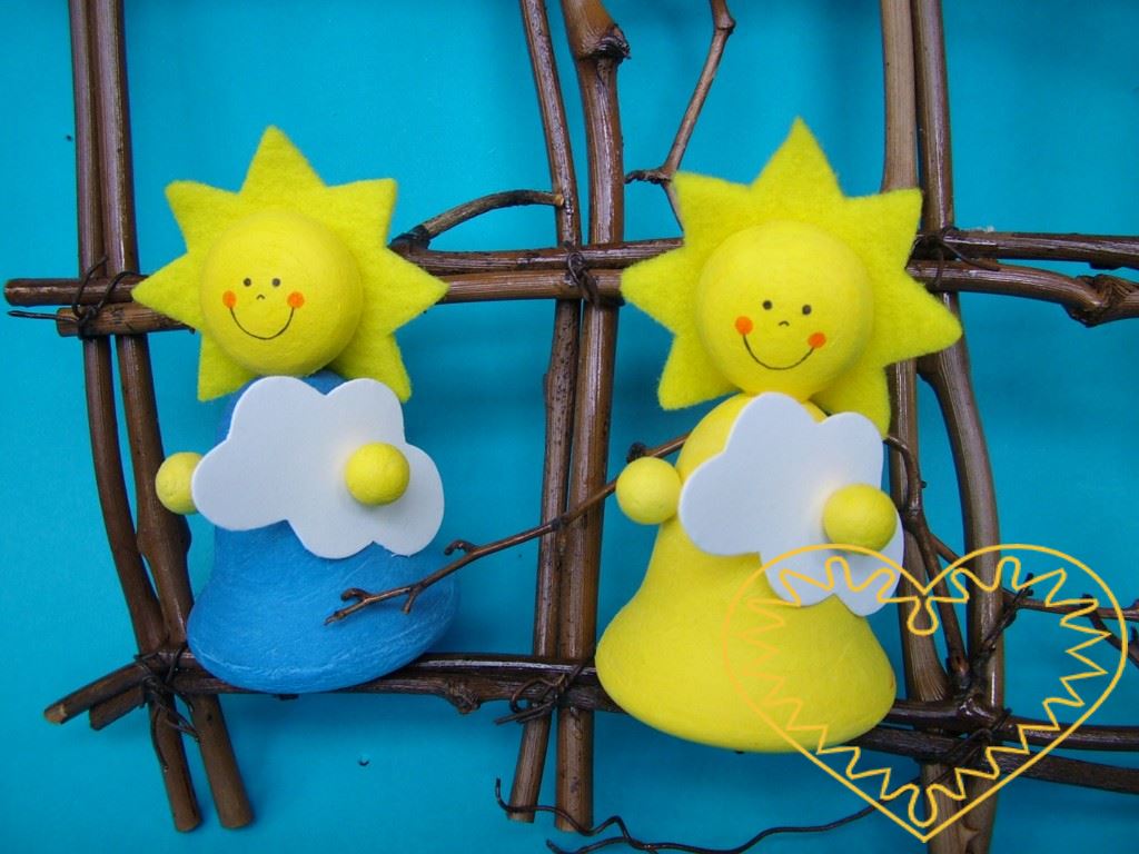 Kreativní sada dvou sluníček držících v ručkách mráčky.Figurky z barevnévné buničité vaty si můžete dotvořit pomocí komponentů v sadě. Vznikne tak hezká dekorace.