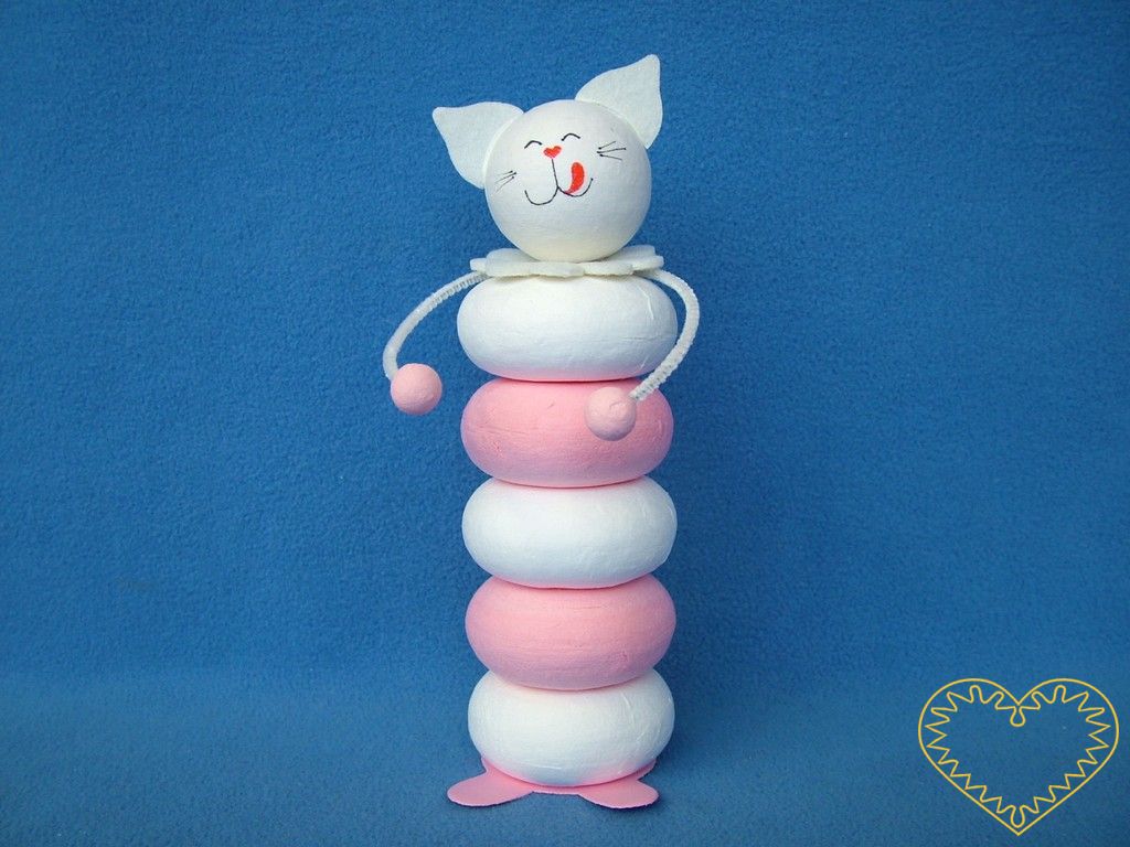 Velká bílorůžová kočka z buničité vaty, kterou si můžete sami dotvořit. Vznikne tak roztomilá dekorace.