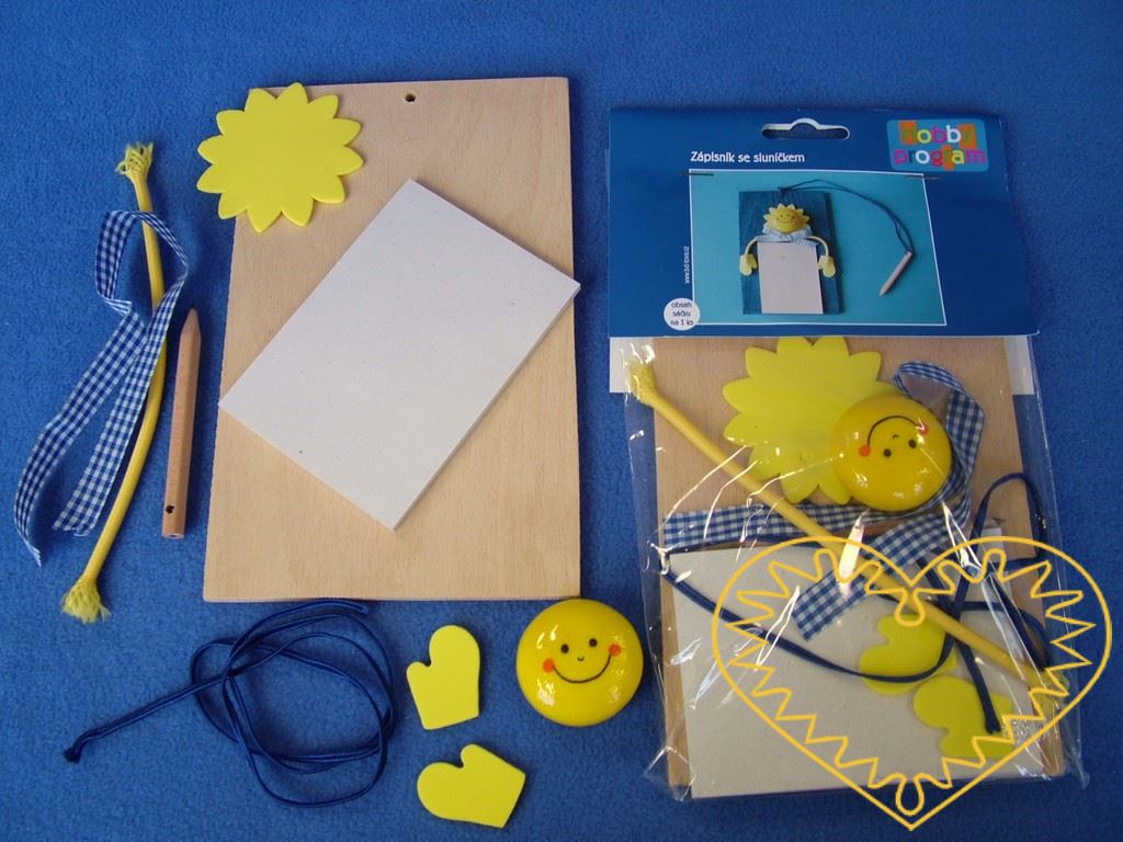 Kreativní sada sluníčka držícího v ručkách zápisník upevněný na dřevěné destičce. Milý a užietčný dárek, který zvládne vytvořit i malé dítě pomocí komponentů v sadě, včetně papírového bločku.