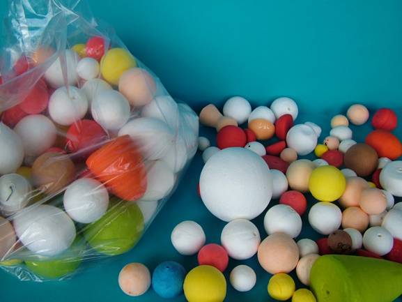 Vatové tvary - velký mix pro tvoření - 1 kg. Pytel plný nejrůznějších bílých i barevných vatových dílů pro zábavné tvoření. Vyřádí se nejen děti, ale i dospělí. Popuste uzdu své fantazii.