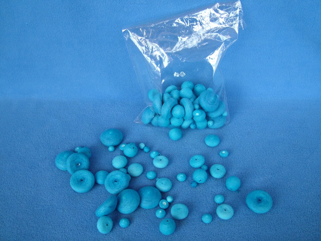 Mixflor modrý - jednobarevný mix - 100 tvarů z buničité vaty. Barevné vatové dílky jsou vhodné k floristice, aranžování, dekorování i dalšímu tvoření - lepení, malování ad. Sada obsahuje kuličky ø 8 mm, 18 mm, půlkuličky a piškoty ø 12 mm, 20 mm, 30 