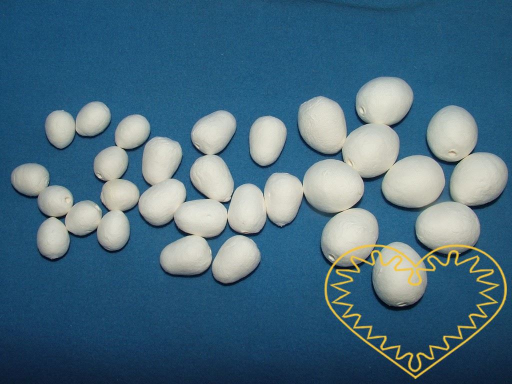 Bílá vatová vajíčka mix - 30 kusů. Sada obsahuje 10 ks 15 x 18 mm; 10 ks 18 x 25 mm a 10 ks 22 x 30 mm. Vhodné k nejrůznějšímu tvoření - lepení, barvení, malování, k přípravě dekorací, k aranžování.