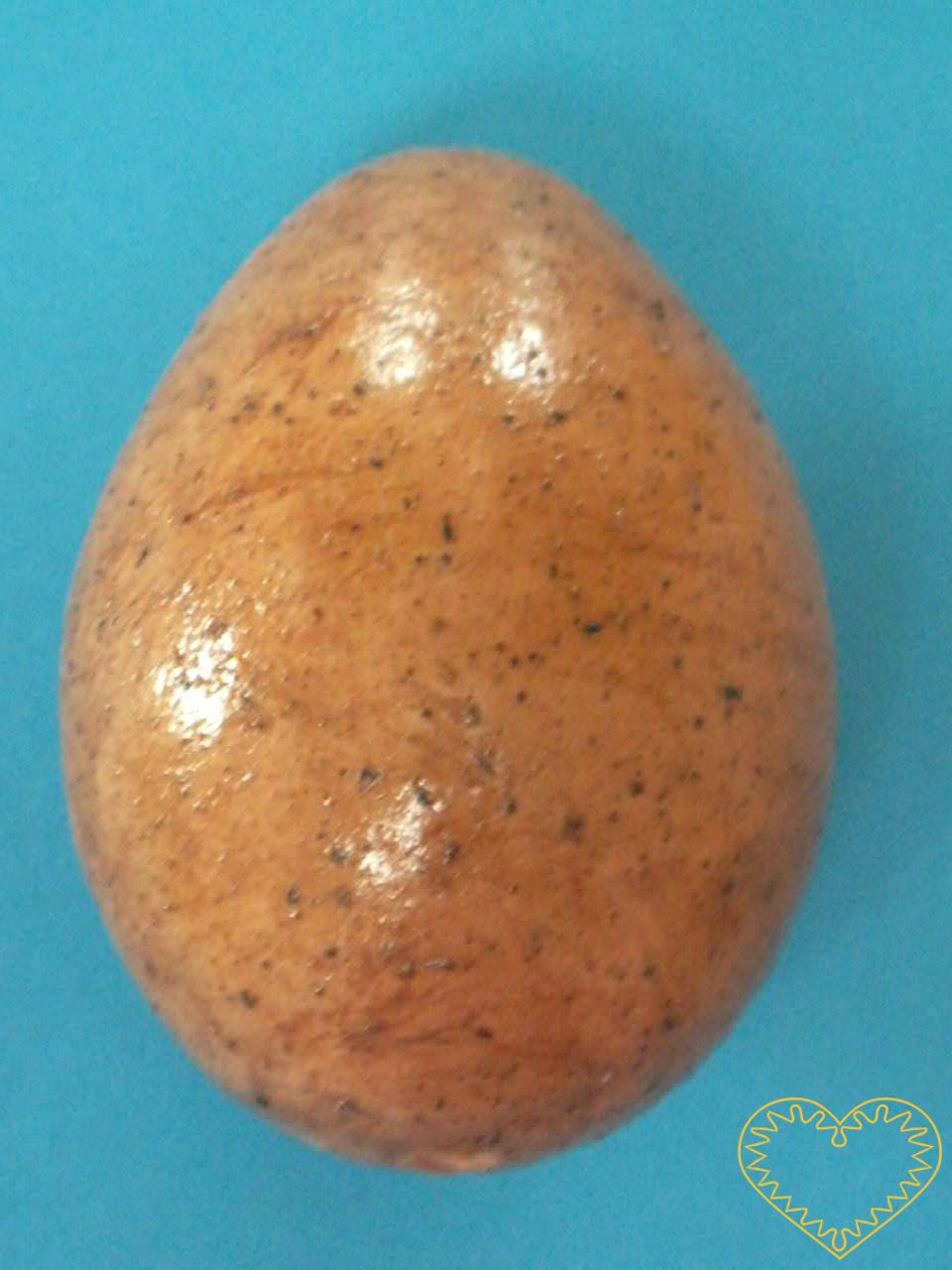 Hnědé vatové lakované vajíčko 60 x 43 mm - 1 kus. Lze užít nejen jako vajíčka, ale i jako korpusy tělíček zvířátek či postaviček lidí.