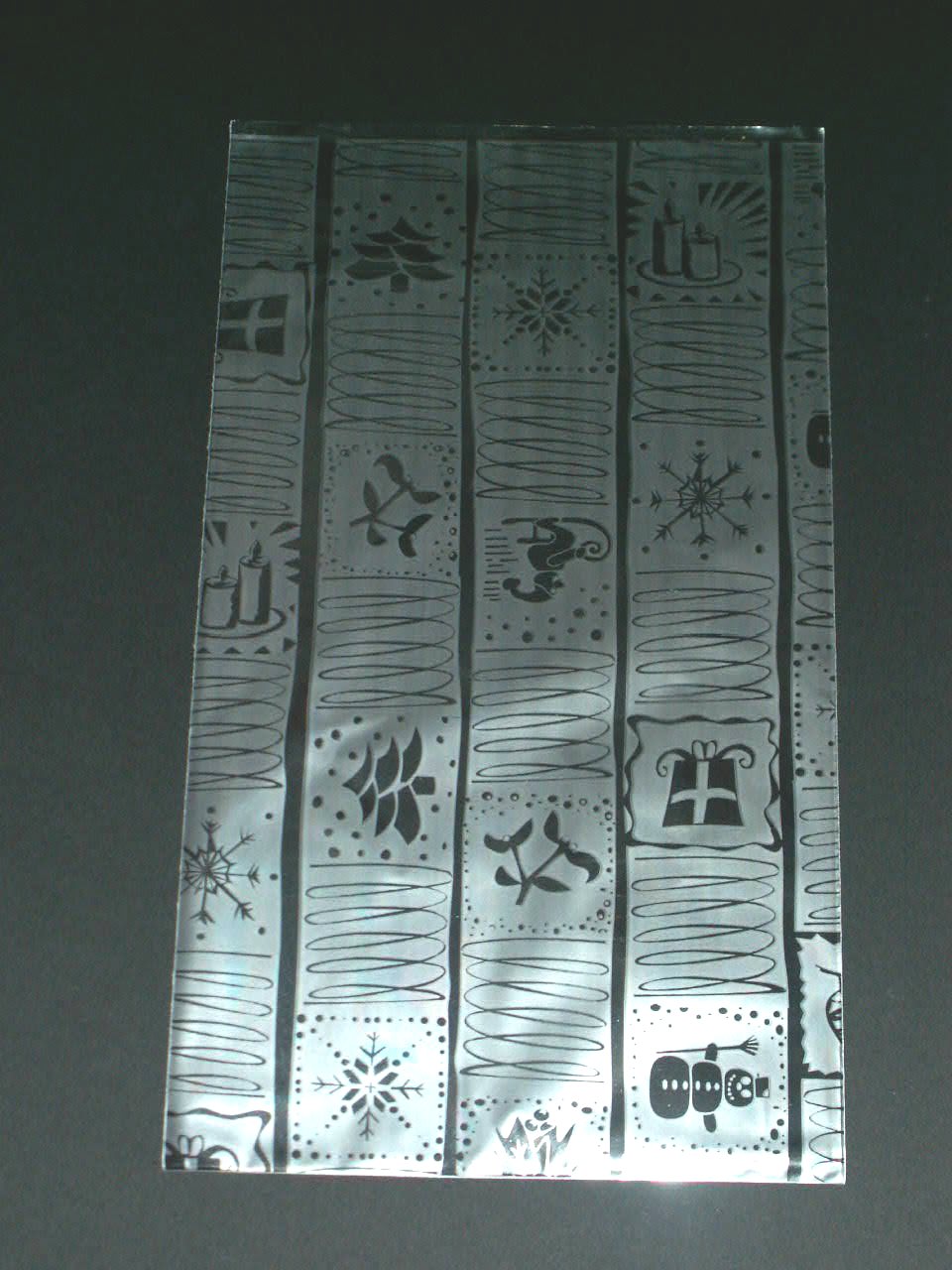 Lesklé stříbrné polypropylenové sáčky o rozměrech 20 x 35 cm. Zadní zlatá stěna má na sobě zlatý metal tisk s vánočními motivy (balíček, jmelí, stromeček, svíčky apod.), přední stěna je transparentní.