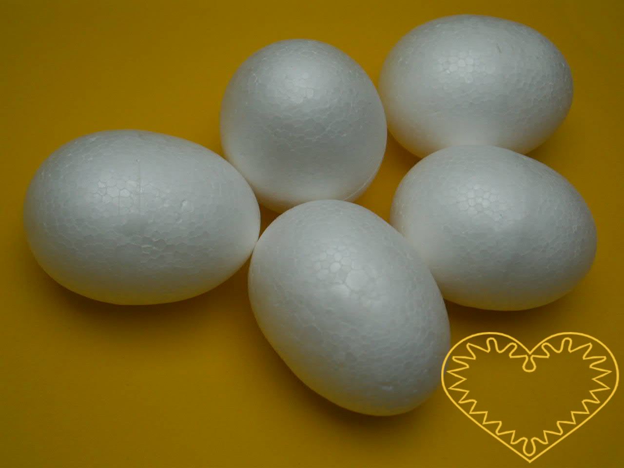 25 kusů polystyrenových vajíček o rozměrech 40 x 60 mm pro výrobu dekorací a aranžování. Tvary lze použít jako vajíčka nebo jako korpus pro tělíčka zvířátek apod. Možno je zdobit peřím, kořením, pomalovat, polepit papírem či textilem, odekorovat stuh