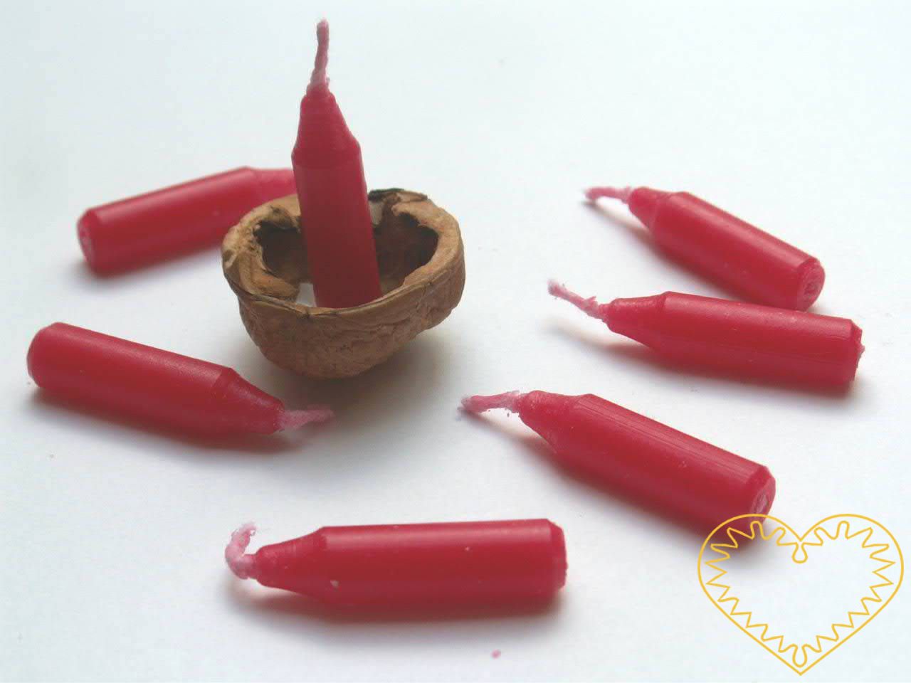 Speciální malé červené vánoční svíčky, které jsou svou velikostí uzpůsobeny na výrobu lodiček z ořechových skořápek. Pouštění skořápkových lodiček se zapálenými svíčičkami je staročeský zvyk, který se praktikuje o Štědrém večeru. Sleduje se, čí lodič