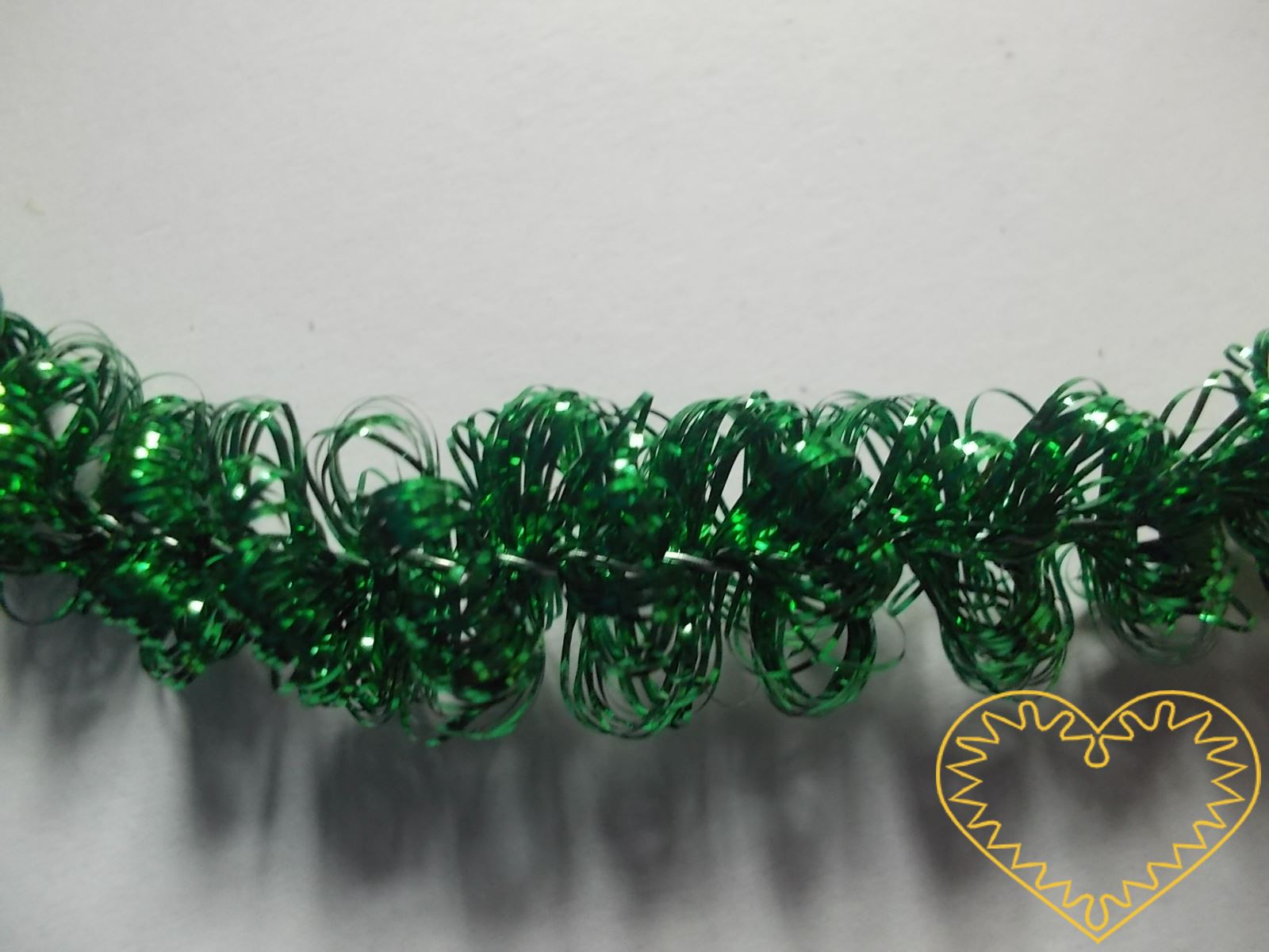 Zelená žinylka s drátkem Ø 1 cm, délka 4 m. Díky tomu, že kostru tvoří drátek, dá se tato žinylka různě ohýbat a dobře drží tvar. Najde široké uplatnění při nejrůznějších tvůrčích činnostech.