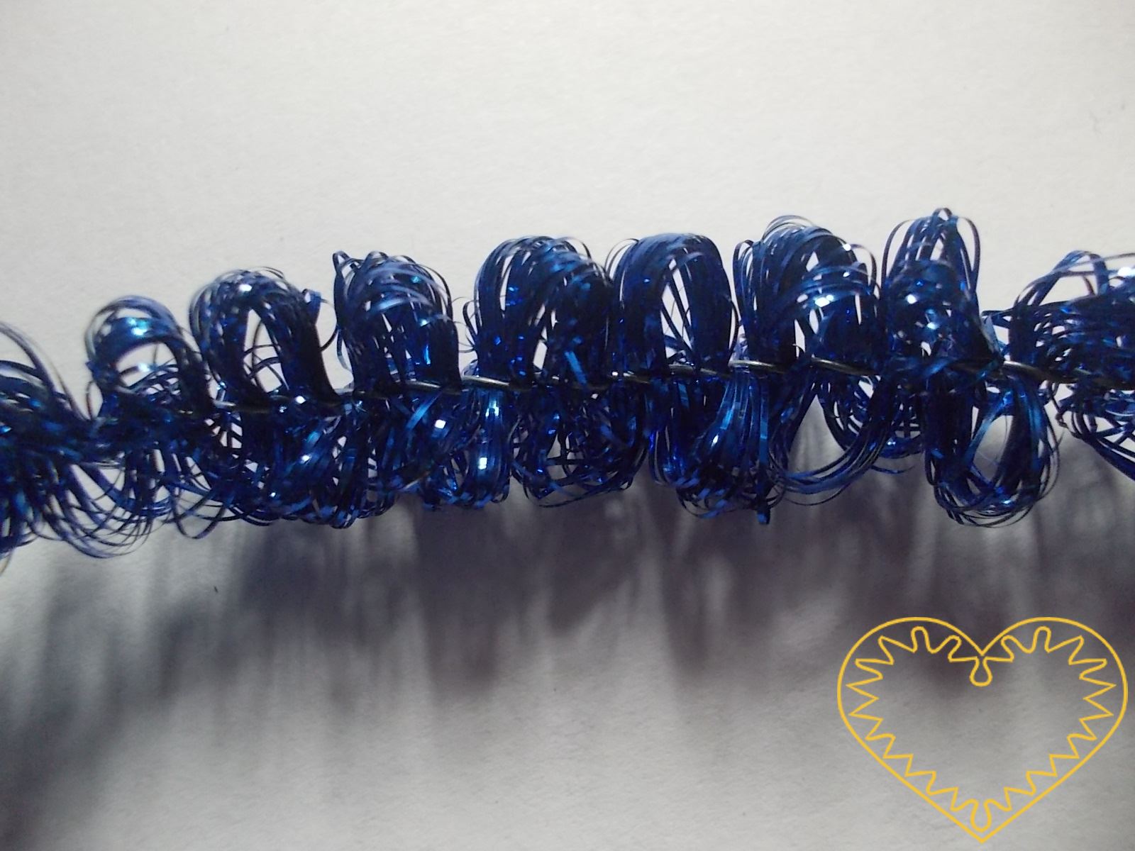 Modrá žinylka s drátkem Ø 1 cm, délka 4 m. Díky tomu, že kostru tvoří drátek, dá se tato žinylka různě ohýbat a dobře drží tvar. Najde široké uplatnění při nejrůznějších tvůrčích činnostech.