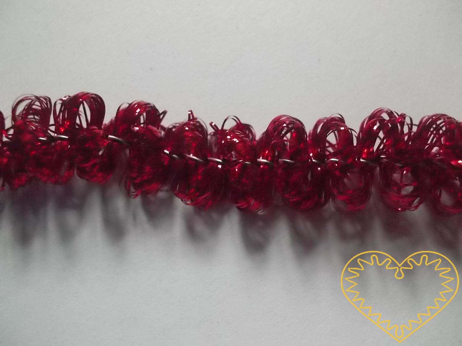 Červená žinylka s drátkem Ø 1 cm, délka 4 m. Díky tomu, že kostru tvoří drátek, dá se tato žinylka různě ohýbat a dobře drží tvar. Najde široké uplatnění při nejrůznějších tvůrčích činnostech.