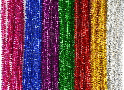 Sada 50 kusů chlupatých drátků (též plyšový, modelovací, žinilka) - délky cca 30 cm - 7 metalických barev: zlatá, stříbrná, tmavě růžová, červená, zelená, modrá. Drátěná tyčinka opletená vláknem chenille se používá k výrobě různých hraček, ozdob, ale