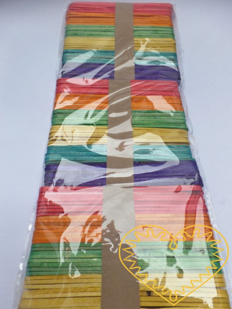 Dřevěné špachtle barevné - 150 ks. Z dřívek můžete tvořit krabičky, domky, rámečky atp. Děti si z nich mohou stavět jako ze stavebnice nebo je slepovat dohromady.