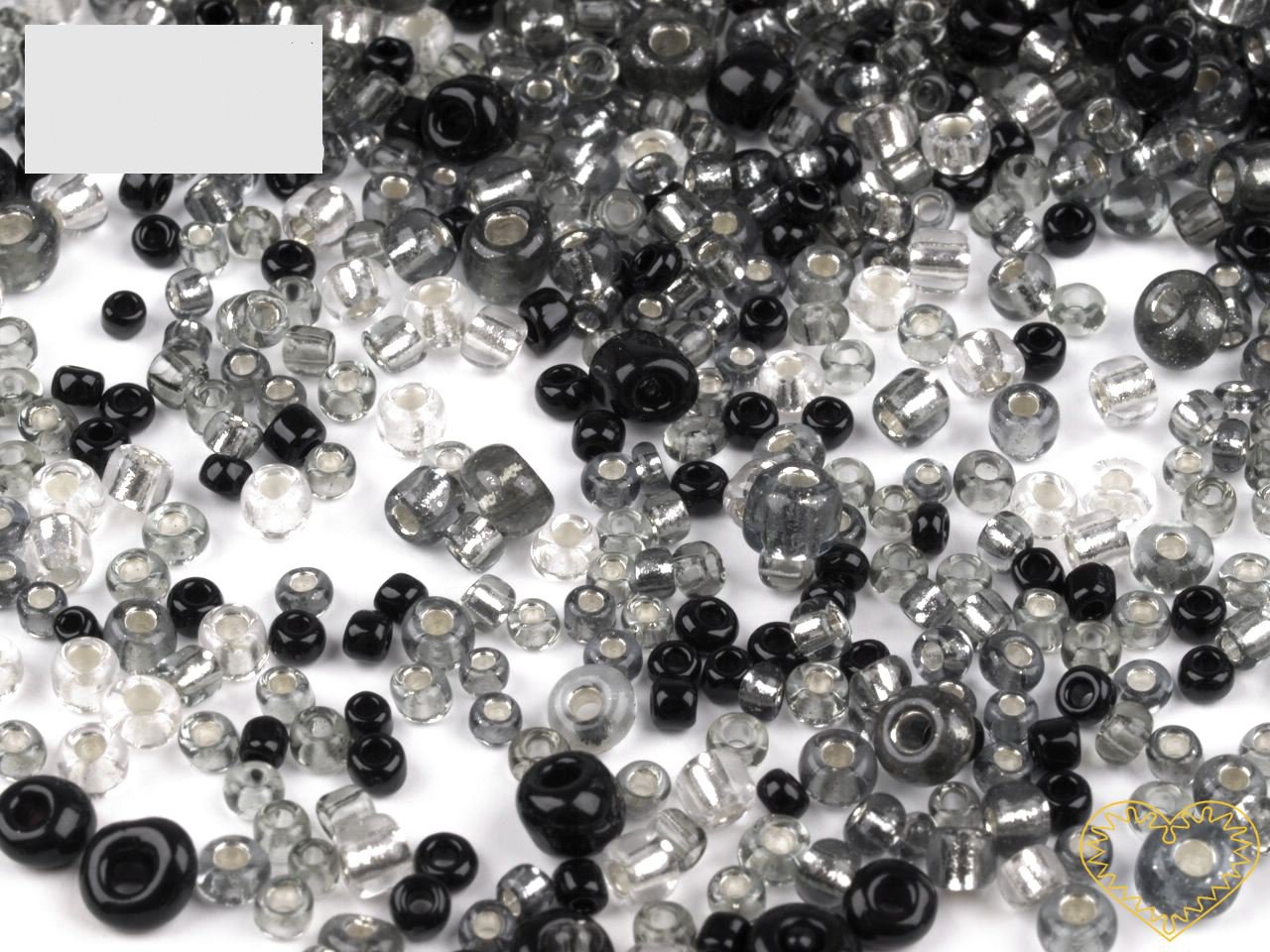 Černobílý mix skleněných korálků - balení 50 g. V mixu jsou obsaženy korálky velikosti 2, 3 a 4 mm v černé a čiré barvě různých odstínů. Korálky jsou vhodné pro tvoření s dětmi, pro výrobu bižuterie i dalších ozdob.