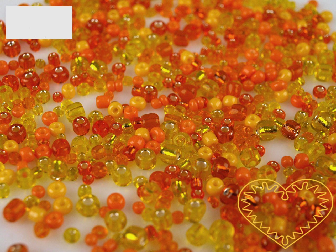 Oranžový mix skleněných korálků - balení 50 g. V mixu jsou obsaženy korálky velikosti 2, 3 a 4 mm v oranžové barvě různých odstínů. Korálky jsou vhodné pro tvoření s dětmi, pro výrobu bižuterie i dalších ozdob.