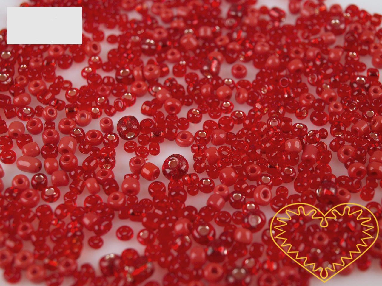 Červený mix skleněných korálků - balení 20 g. V mixu jsou obsaženy korálky velikosti 2, 3 a 4 mm v červené barvě různých odstínů. Korálky jsou vhodné pro tvoření s dětmi, pro výrobu bižuterie i dalších ozdob.