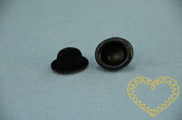 Černá semišovaná buřinka 10 / 15 mm - sada 10 ks. Vhodná jako doplněk postaviček či panáčků. Vnější povrch je semišovaný.