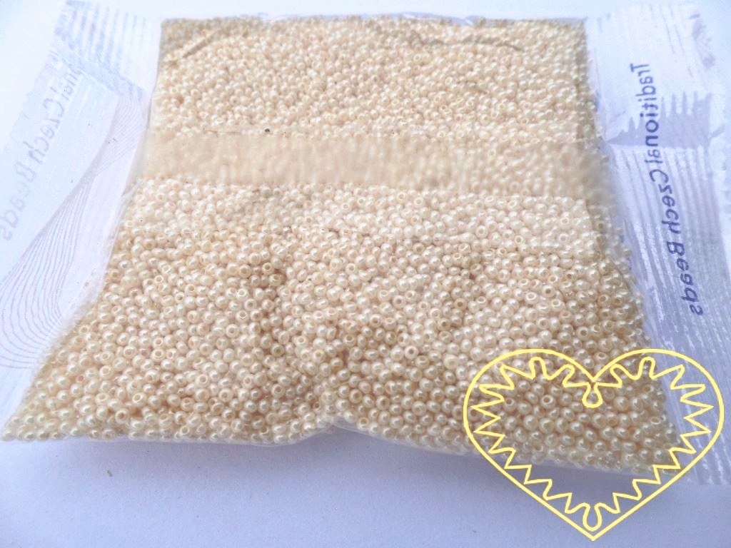 Mini smetanové skleněné korálky 1,5 mm - 50 g. Drobounké rokajlové korálky působí velmi jemně a hodí se k dotváření detailů jak na bižuterii tak na oděvech.