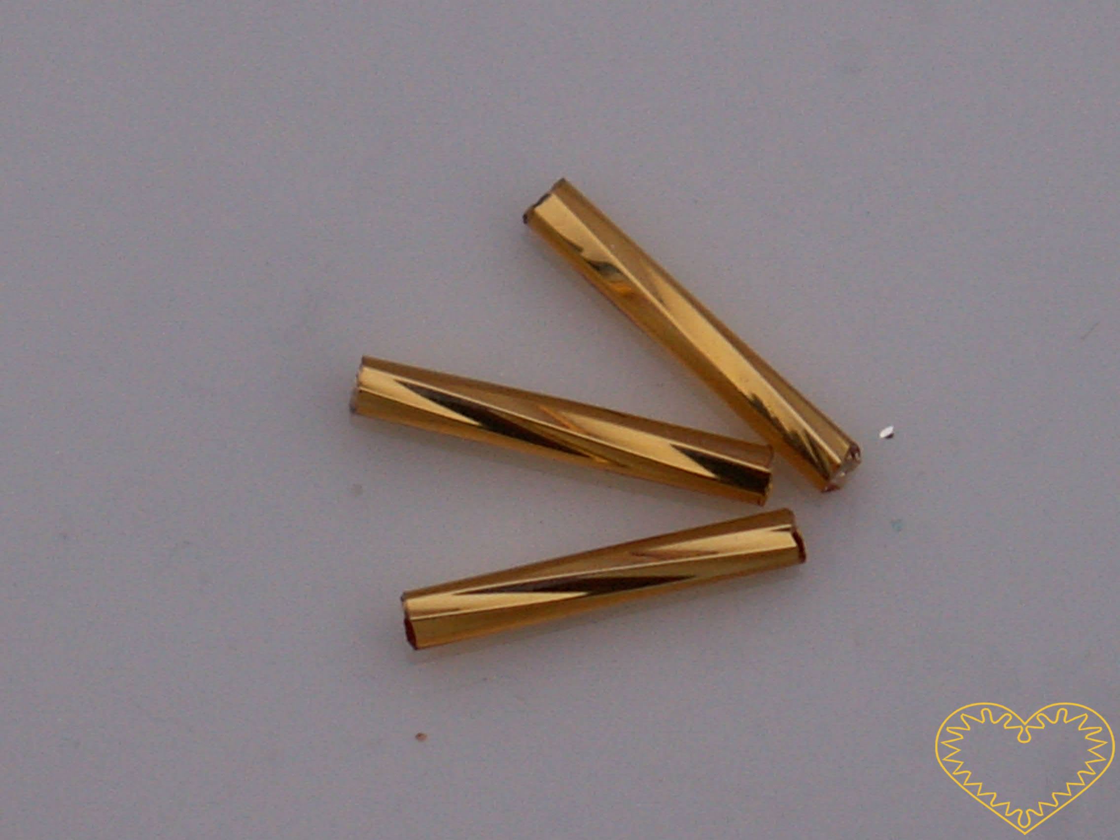 Rokajl - zlaté kroucené čípky délky cca 1,5 cm, se stříbrným průtahem, balení 20 g. Vhodné na výrobu šperků i vánočních ozdob.