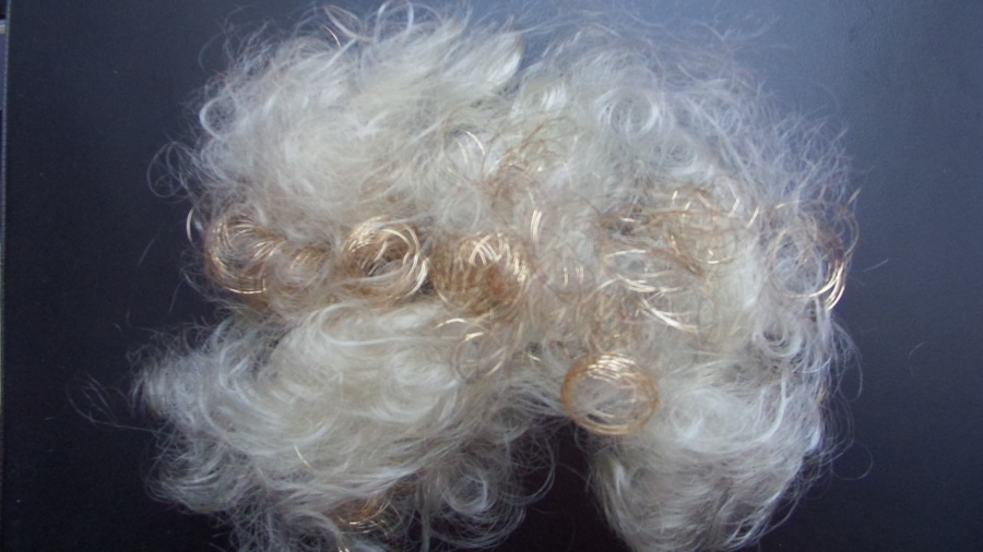 Andělské vlasy - v balení jsou vlasy krémové a kovové zlaté. Vlásky mají široké využití při tvorbě figurek, andílků, maňásků, uplatní se i při aranžování, tvorbě nejrůznějších dekorací.