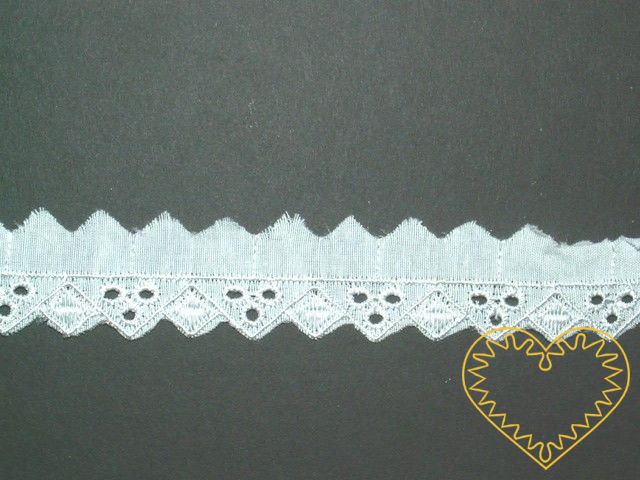 Bílé cípkaté štykování - madeira - krajka - šíře 1,5 cm. Výrazný cípatý lem; vhodné k výrobě textilních panenek či maňásků, zdobení oděvů, lemování oblečení, bytového textilu ad.