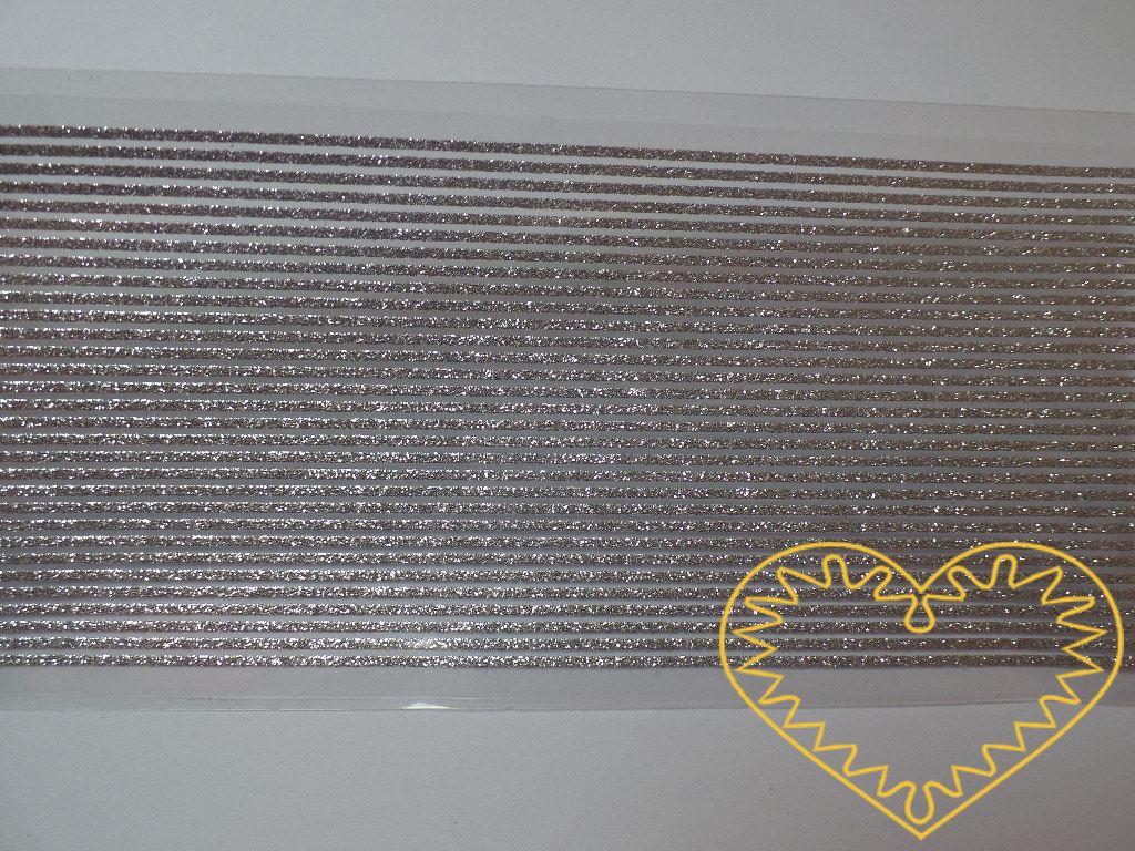 Stříbrné samolepící proužky na scrapbooking - 31 ks. Elegantní samolepicí dekorace pro Vaše tvoření. Můžete je použít na přání, scrapbookové projekty, dárky aj.Jednotlivé proužky snadno sejmete z folie a přenesete na dekorovaný předmět.