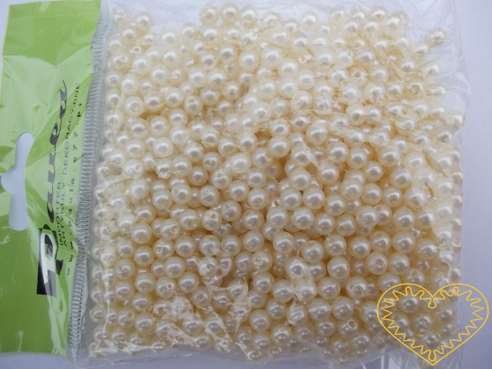 Smetanové plastové perličky 5 mm - jedno balení má hmotnost 50 g. Korálky jsou vhodné pro tvoření s dětmi, pro výrobu bižuterie i dalších ozdob. Smetanové perličky se také hodí k svatebním dekoracím a do svatebních kytic.