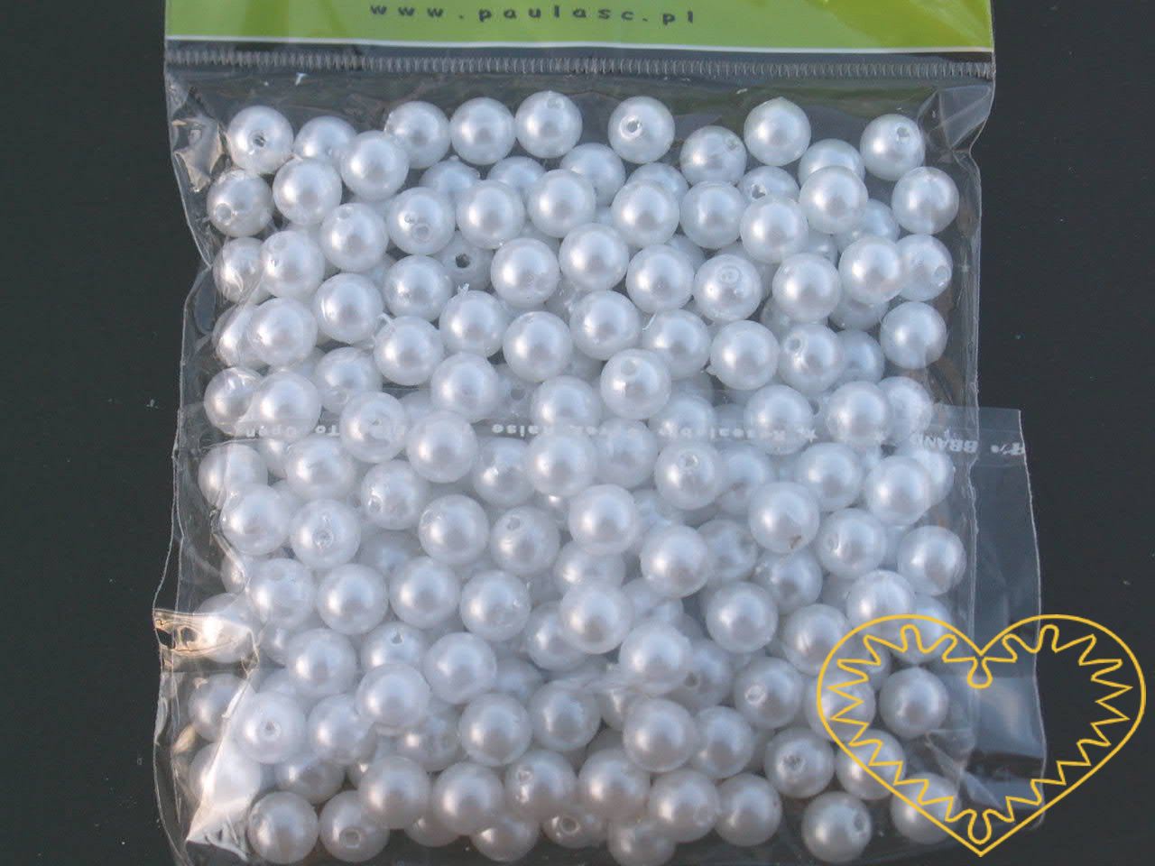 Bílé plastové perličky 8 mm - jedno balení má hmotnost 45 g. Korálky jsou vhodné pro tvoření s dětmi, pro výrobu bižuterie i dalších ozdob. Bílé perličky se také hodí k svatebním dekoracím a do svatebních kytic.