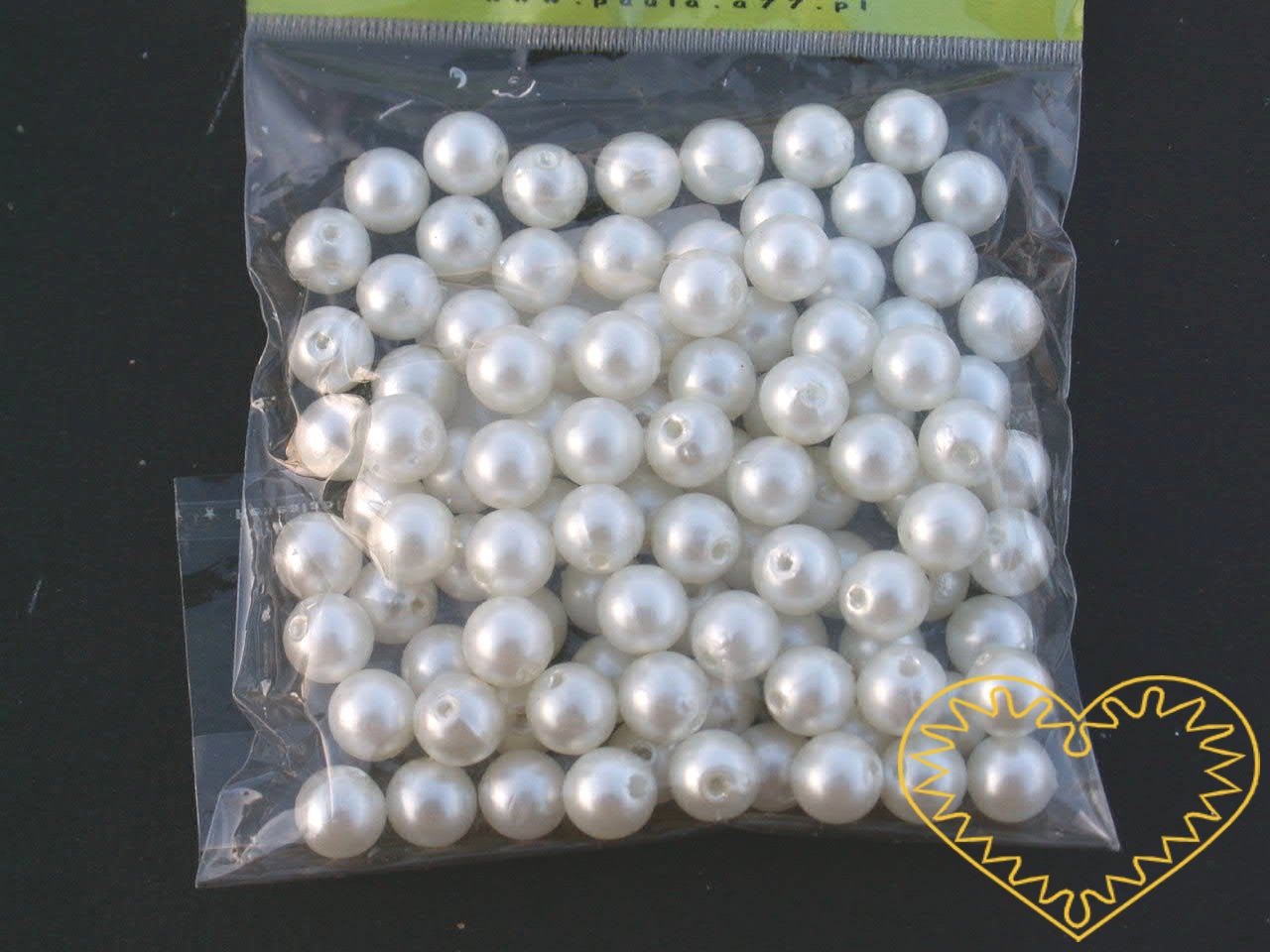 Bílé plastové perličky velikosti 10 mm - jedno balení má hmotnost 50 g. Korálky jsou vhodné pro tvoření s dětmi, pro výrobu bižuterie i dalších ozdob. Bílé perličky se také hodí k svatebním dekoracím a do svatebních kytic.