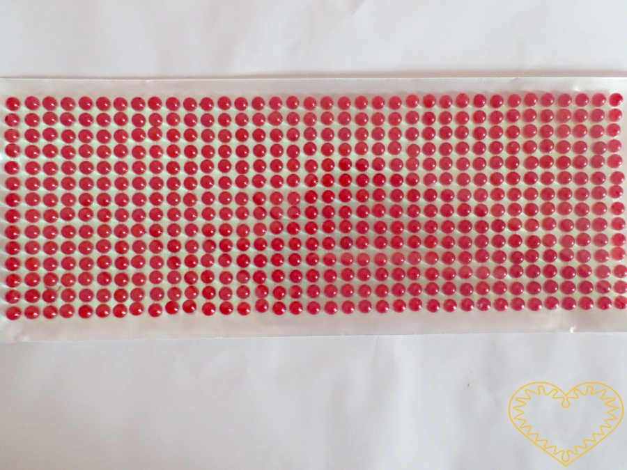 Červené nalepovací perličky ø 6 mm 504 ks. Vhodné pro výrobu přáníček, dekorací a aranžování. Perličky jednoduše sejmete z podkladu a pouze jemným přitlačením přilepíte na vámi zvolené místo, aniž byste museli užít lepidlo či lepenku.