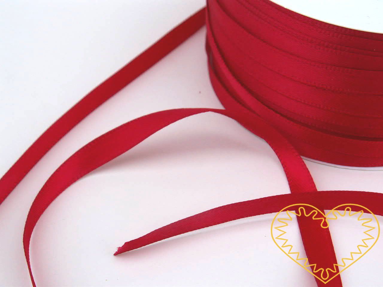 Stuha atlasová (saténová) červená - šíře 5 mm; oboulící. Vyznačuje se vysokou kvalitou a leskem. Má široké využítí při tvorbě dekorací, aranžování, balení dárků, v bytovém textilu.