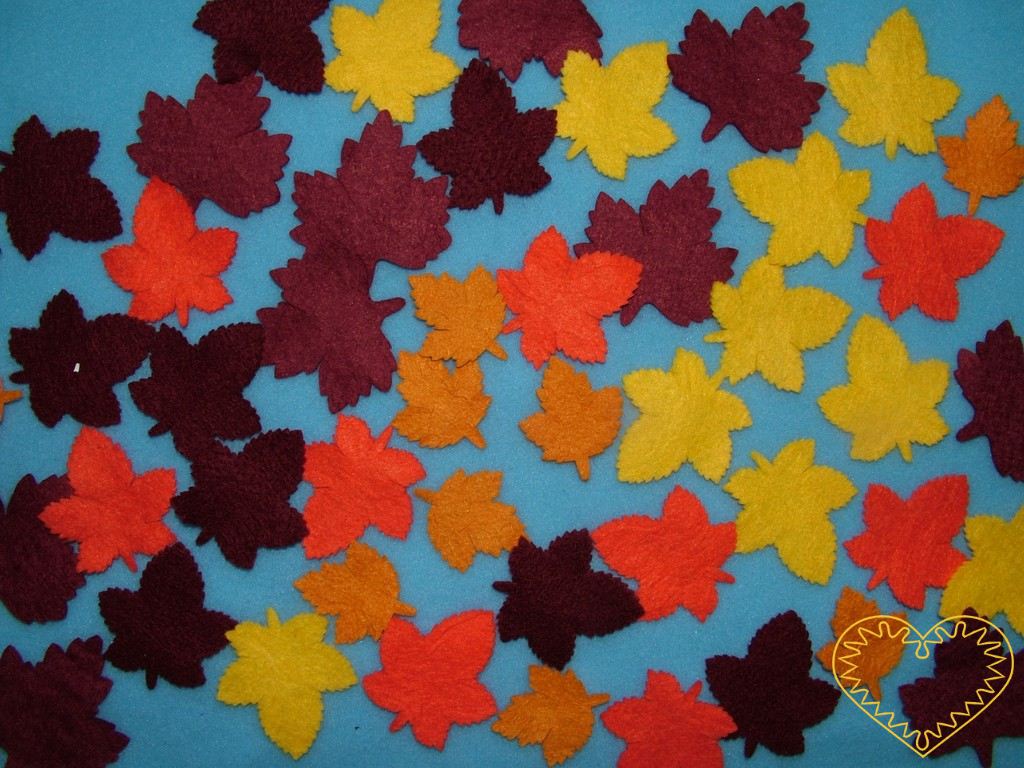 Podzimní barevné listy z tenké plsti - sada 50 ks. Vhodné k výrobě dekorací a aranžmá.