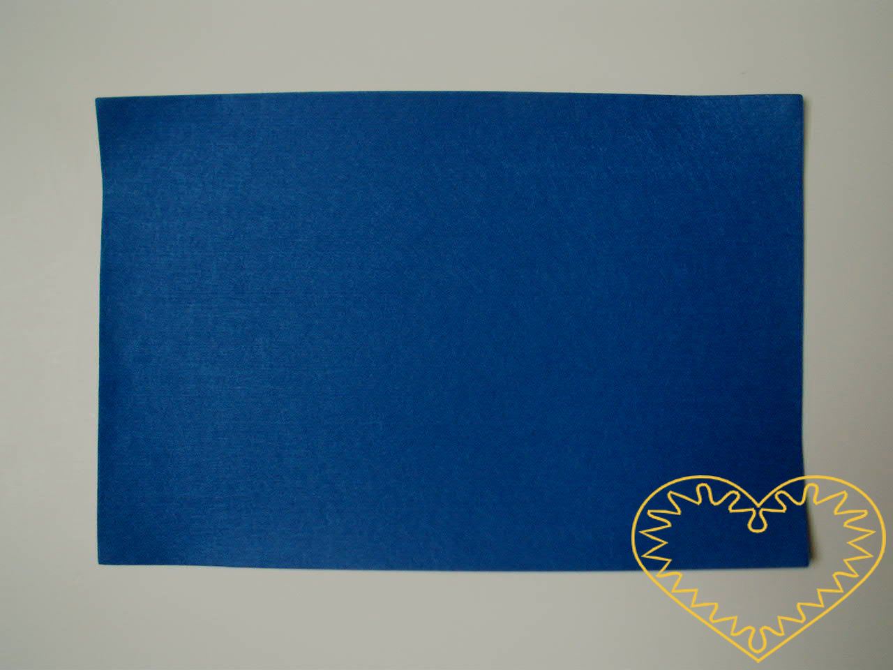 Modrá samolepící plsť - rozměr 30 x 20 cm. Výborný materiál pro tvoření, můžete přilepit na papír, buničinu, dřevo, sklo, plast ad.. Z plsti vystřihnete Vámi požadovaný tvar, poté na zadní straně sejmete ochranou fólii a plsť přiložíte zadní stranou