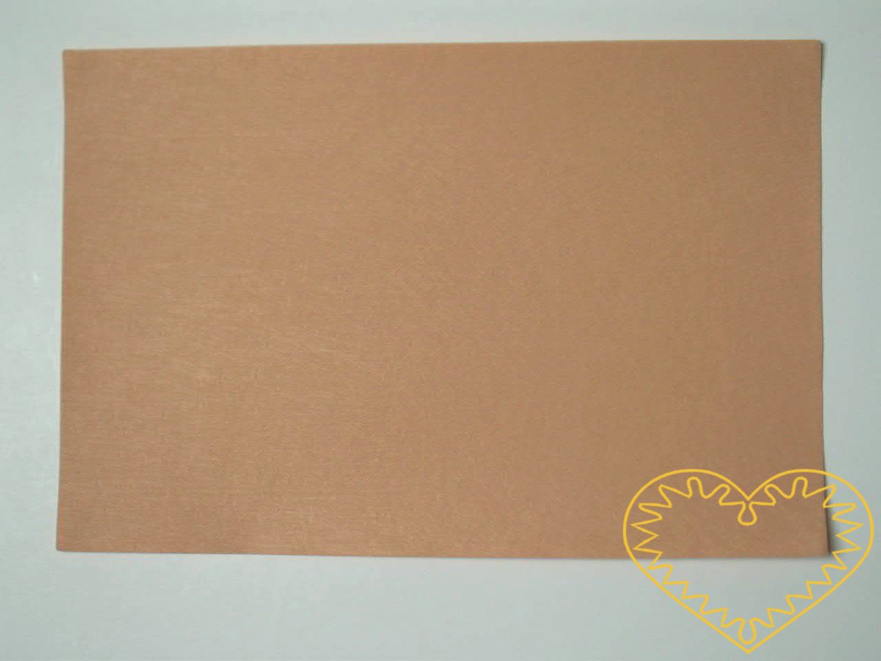 Tmavě tělová samolepící plsť - rozměr 30 x 20 cm. Výborný materiál pro tvoření, můžete přilepit na papír, buničinu, dřevo, sklo, plast ad.. Z plsti vystřihnete Vámi požadovaný tvar, poté na zadní straně sejmete ochranou fólii a plsť přiložíte zadní s