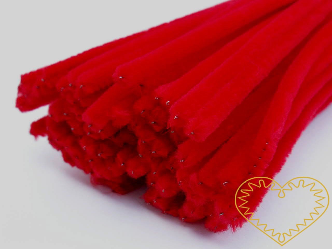 Modelovací chlupatý drátek červený - délka cca 30 cm. Drátěná tyčinka opletená vláknem se používá k výrobě různých hraček i ozdob. Lze ji všelijak tvarovat, kroutit, splétat, stříhat, kombinovat například s bambulkami, lepit. Drátek skvěle imituje