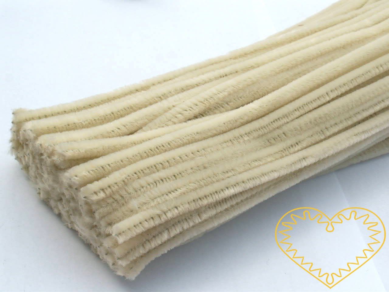 Modelovací chlupatý drátek smetanový - délka cca 30 cm. Drátěná tyčinka opletená vláknem se používá k výrobě různých hraček i ozdob. Lze ji všelijak tvarovat, kroutit, splétat, stříhat, kombinovat například s bambulkami, lepit. Drátek skvěle imituje 