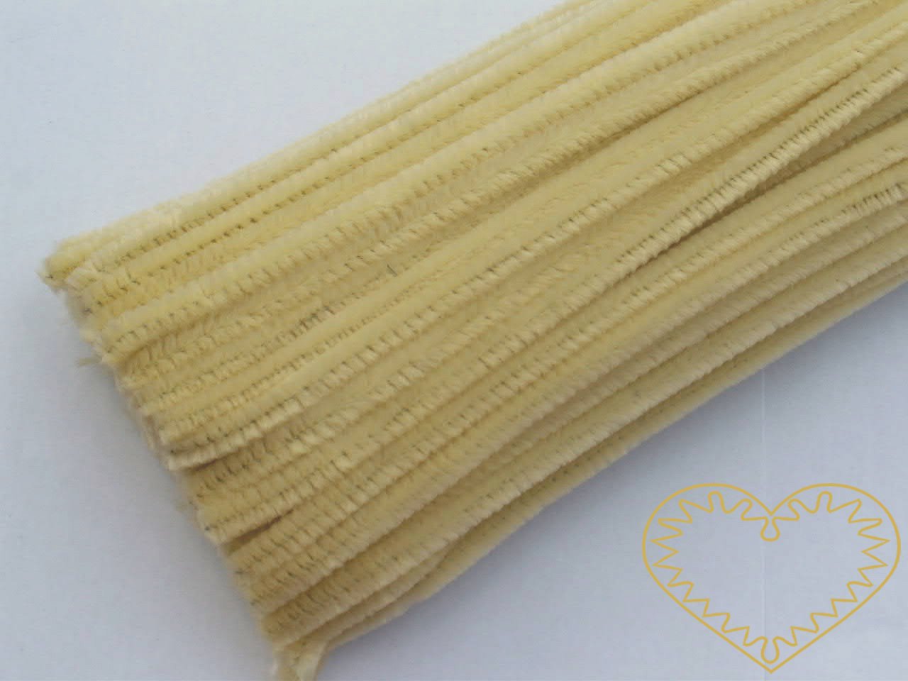Modelovací chlupatý drátek bledě žlutý - délka cca 30 cm. Drátěná tyčinka opletená vláknem se používá k výrobě různých hraček i ozdob. Lze ji všelijak tvarovat, kroutit, splétat, stříhat, kombinovat například s bambulkami, lepit. Drátek skvěle imituj