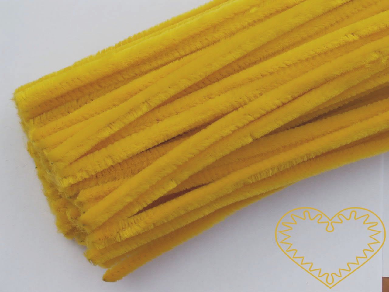 Modelovací chlupatý drátek žlutý - délka cca 30 cm. Drátěná tyčinka opletená vláknem se používá k výrobě různých hraček i ozdob. Lze ji všelijak tvarovat, kroutit, splétat, stříhat, kombinovat například s bambulkami, lepit. Drátek skvěle imituje tyk