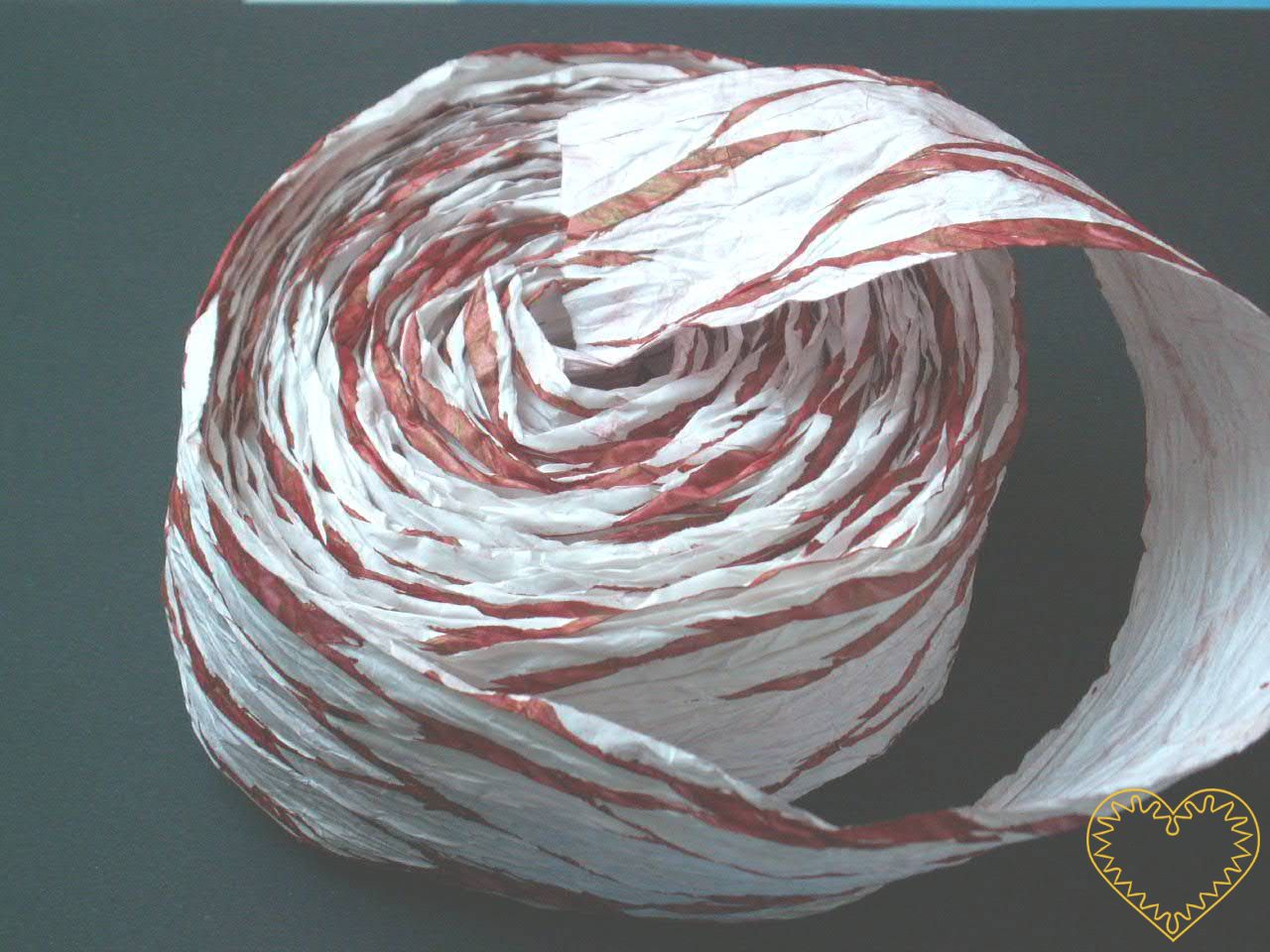 Bílá stuha papírová batikovaná - šíře 7 cm, délka 10 metrů. Krásná do květinových i suchých vazeb. Vytváří se z ní mašle (do vazby se upevní pomocí drátku). Stuhu možno využít i pro další tvoření - např. nastříhat, naskládat jako harmoniku a vytvořit